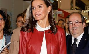 La reina Letizia sorprende en Frankfurt con un conjunto de cuero: un look rojo muy rejuvenecedor con su falda midi favorita