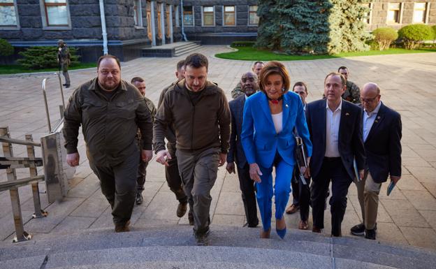 Nancy Pelosi en Ucrania, con el presidente Zelenski, en mayo de este año