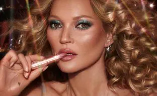 El truco del maquillaje rejuvenecedor de Kate Moss es una paleta multiusos que consigue efecto buena cara
