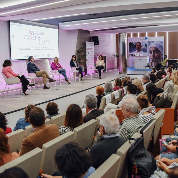 «Es prioritario bajar la edad de cribado del cáncer de mama a los 45 años»: las conclusiones de los expertos en Mujerhoy Cancer Care 2022