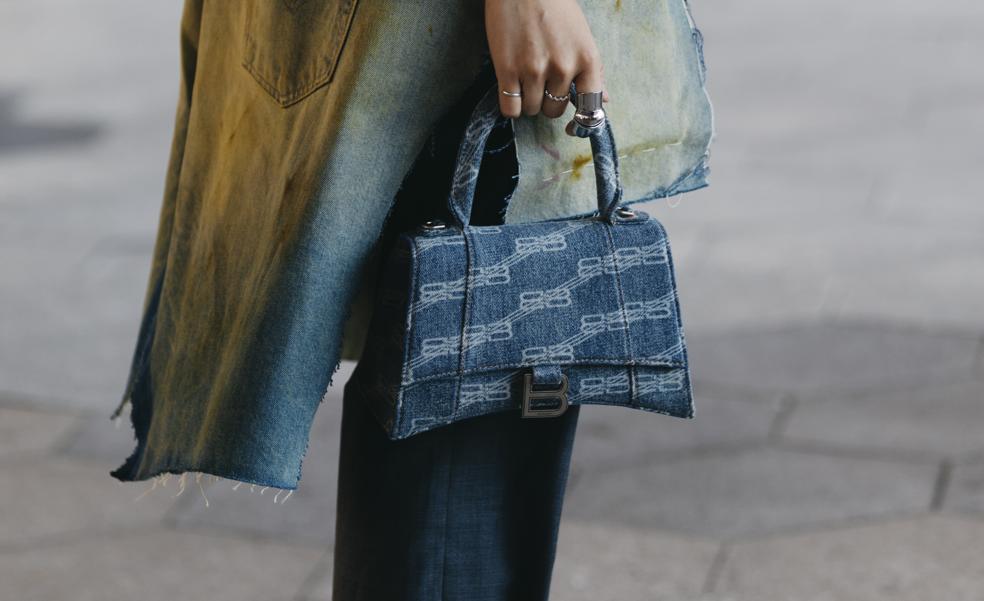 El bolso denim se renueva: ahora se lleva con brillo en looks de noche