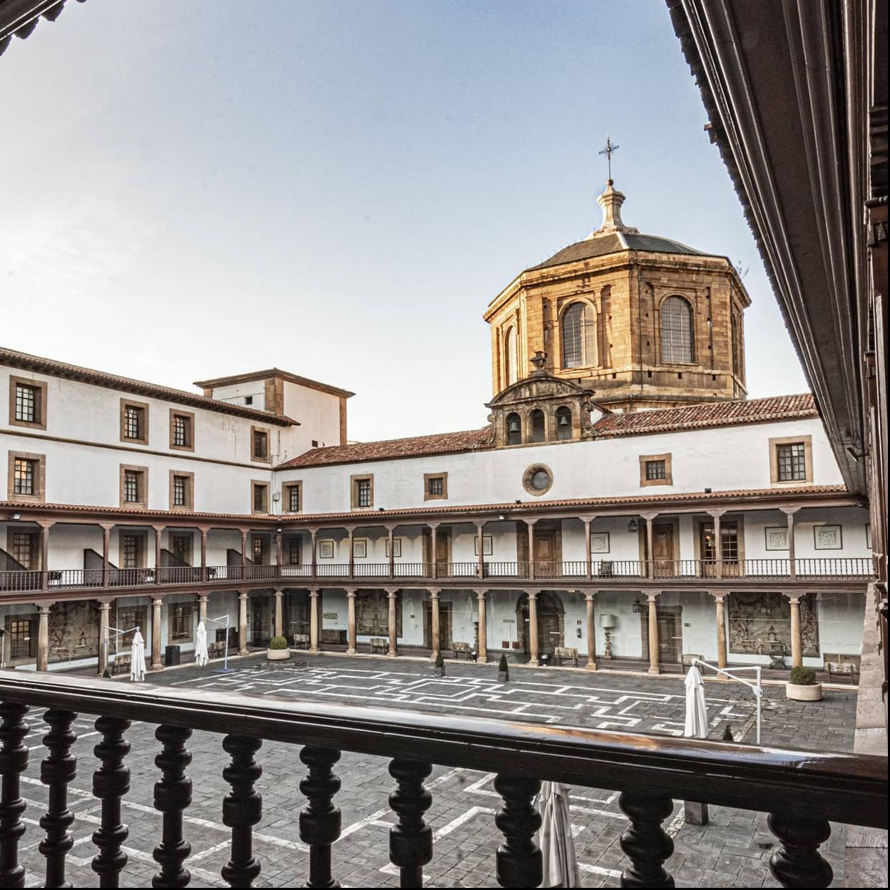 Vista del patio interior con la capilla al fondo del Hotel de la Reconquista/hotel de la reconquista