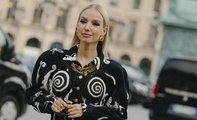 Zara tiene el vestido de terciopelo más elegante y precioso que las francesas querrán llevar este otoño