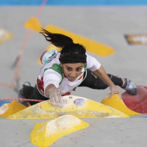 Elnaz Rekabi ha puesto en riesgo su vida y su libertad por escalar en un torneo internacional sin velo.