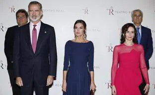 Isabel Díaz Ayuso compite en glamour con la reina Letizia con un vestido rosa made in Spain precioso