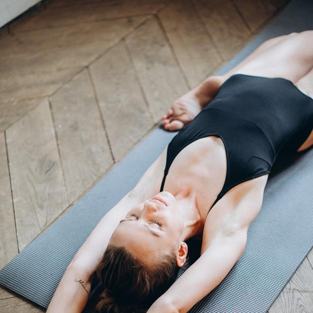 Supta baddha konasana (o postura del zapatero): el yoga relajante que te ayuda a superar el insomnio y dormir mejor