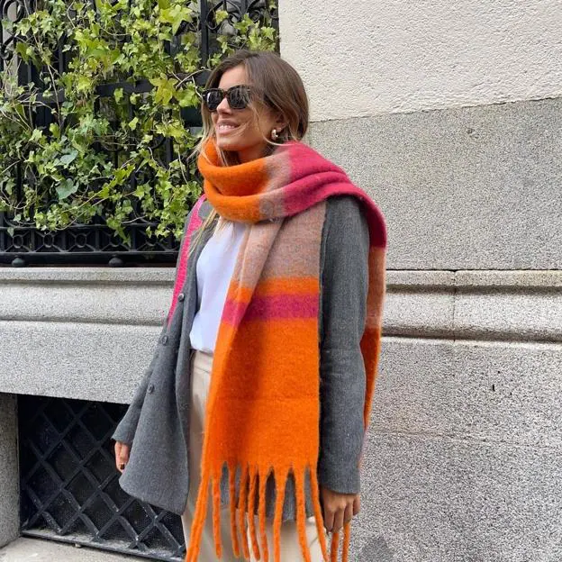 Regeneración Guiño Creyente La bufanda multicolor baratísima de Primark que necesitas para dar color a  tus looks | Mujer Hoy