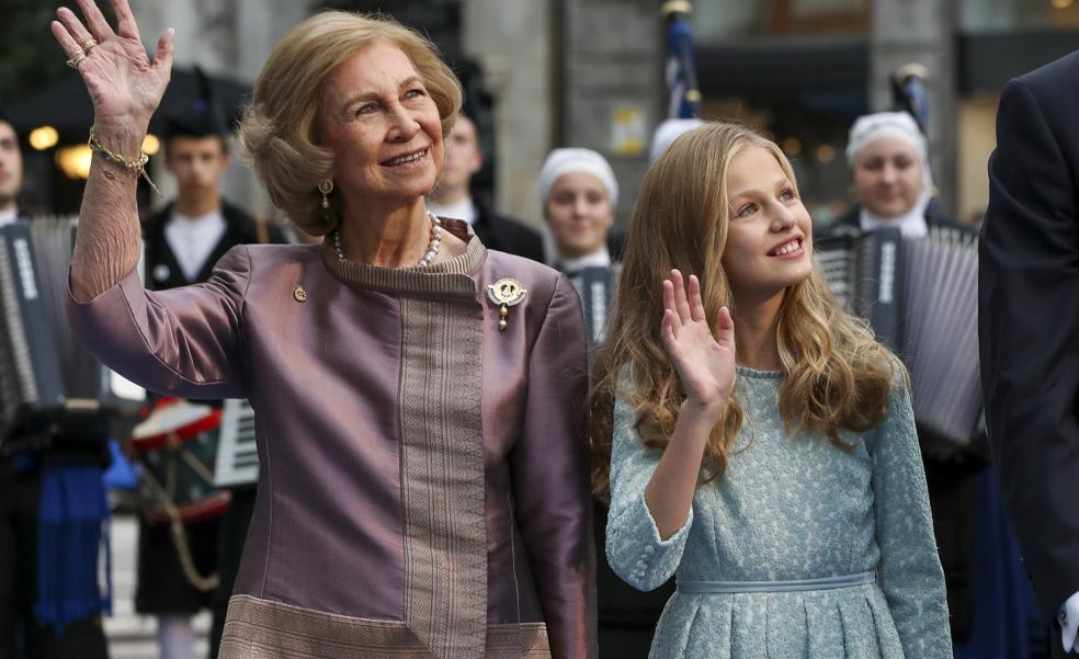 La reina Sofía y Paloma Rocasolano acuden siempre a los Premios Princesa de Asturias a apoyar a Leonor: ¿por qué nunca se fotografían juntas?