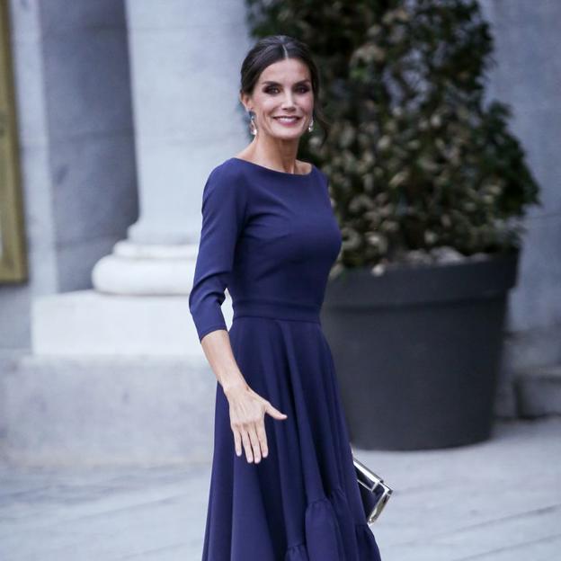 La reina Letizia lleva el vestido azul made in Spain con la espalda al aire de Miphai más espectacular que le hemos visto en la inauguración de la temporada del Teatro Real