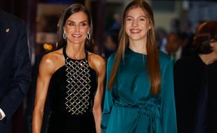 Letizia deslumbra en el concierto de los Premios Princesa de Asturias 2022 con un impresionante vestido negro de tirantes que rejuvenece (y puedes copiar en Zara)
