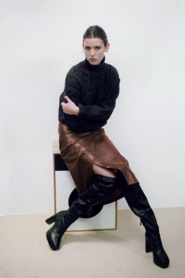 Las faldas midi efecto piel más elegantes y ponibles del low cost