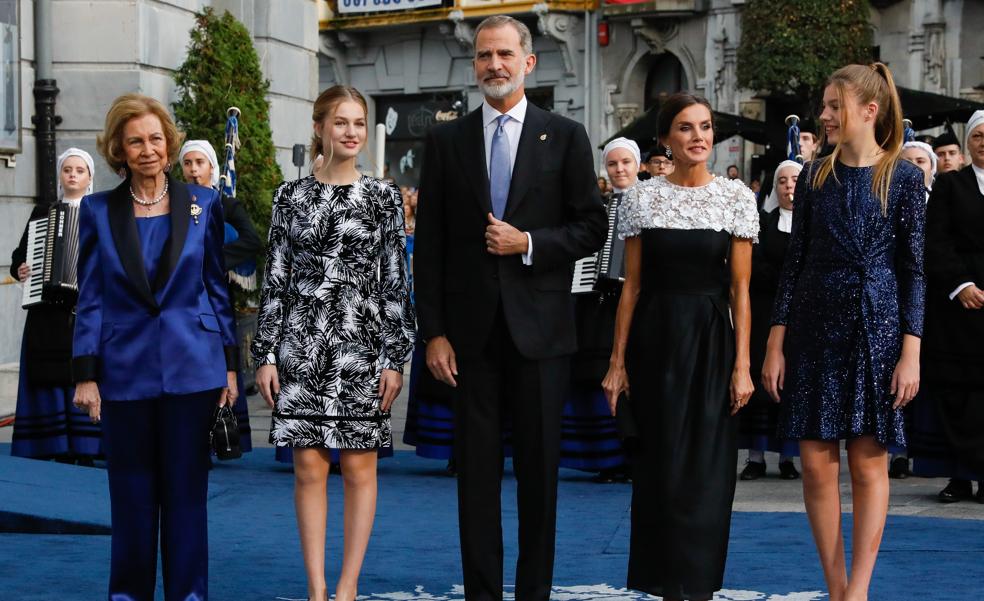 El espectacular look de la reina Letizia en los Premios Princesa de Asturias 2022: así es el vestido de Carolina Herrera que ha estrenado