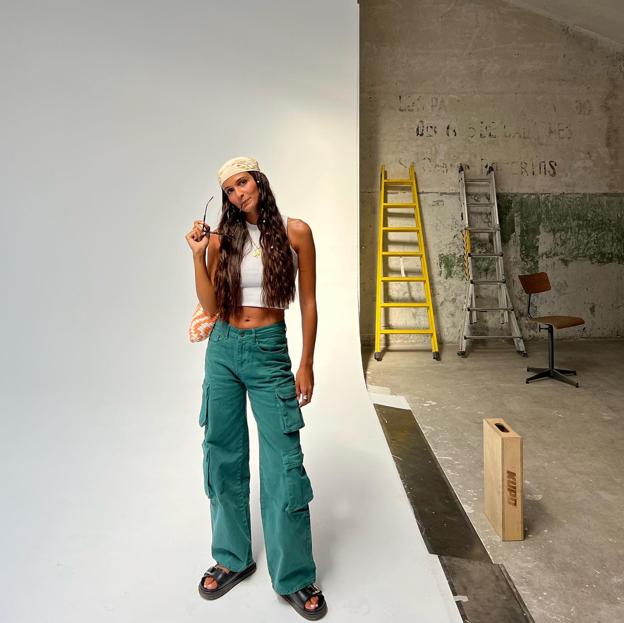 Copia estos looks con pantalones anchos que llevan las influencers para conseguir una figura estilizada y rejuvenecida