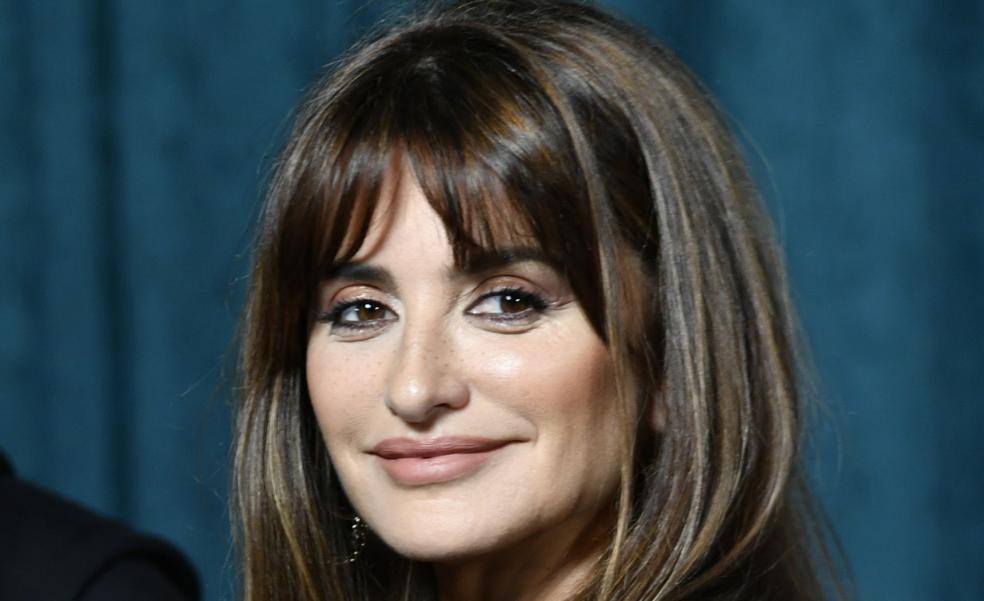 El truco fácil de Penélope Cruz para dar volumen al pelo fino: flequillo y cardado