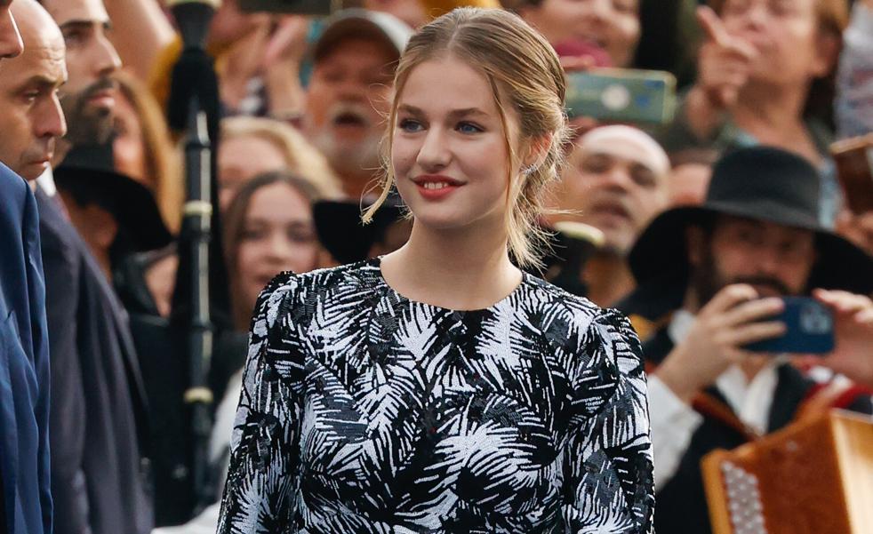 La princesa Leonor y la infanta Sofía sorprenden con dos arriesgados vestidos de lentejuelas en los premios Princesa de Asturias 2022