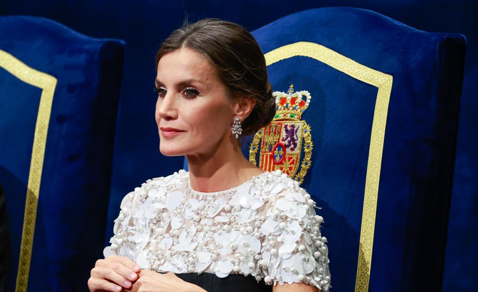 El original eyeliner blanco de la reina Letizia es el maquillaje antiedad que agranda y levanta la mirada más fácil de copiar