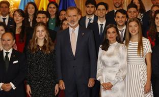 La reina Letizia se atreve con un vestido blanco estampado Made in Spain muy favorecedor para recibir a los galardonados con los Premios Princesa de Asturias