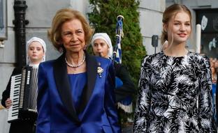 La reina Sofía, la más elegante en los Premios Princesa de Asturias con un traje de chaqueta azul Klein que puedes comprar muy barato en El Corte Inglés