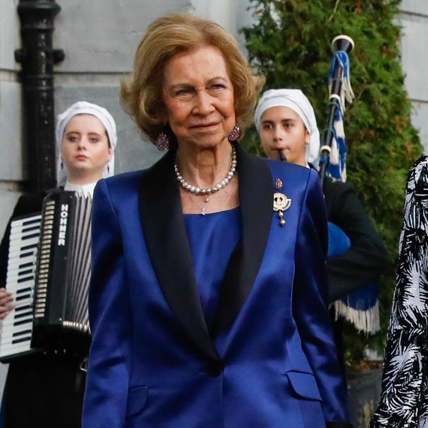 La reina Sofía, la más elegante en los Premios Princesa de Asturias con un traje de chaqueta azul Klein que puedes comprar muy barato en El Corte Inglés