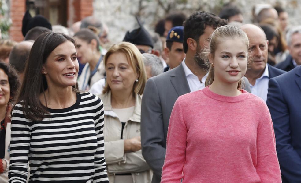 Letizia arrasa en Cadavedo con un jersey de rayas y los pantalones negros de Zara que mejor sientan con todo