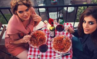 El truco secreto de los expertos para reducir el hambre, el picoteo y la ansiedad por comer es adelantar los horarios de las comidas