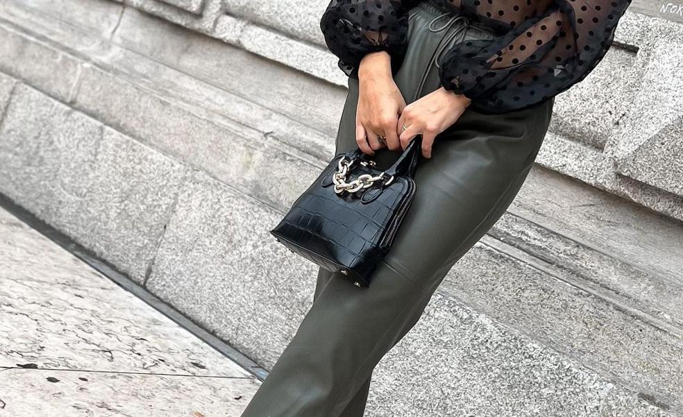 El pantalón efecto piel de Mango en color verde que comenzarán a agotar las influencers