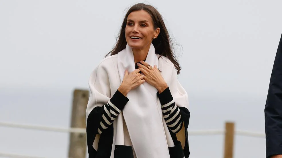Las capas más bonitas (y baratas) para copiar el abrigo más elegante y estiloso de la reina Letizia