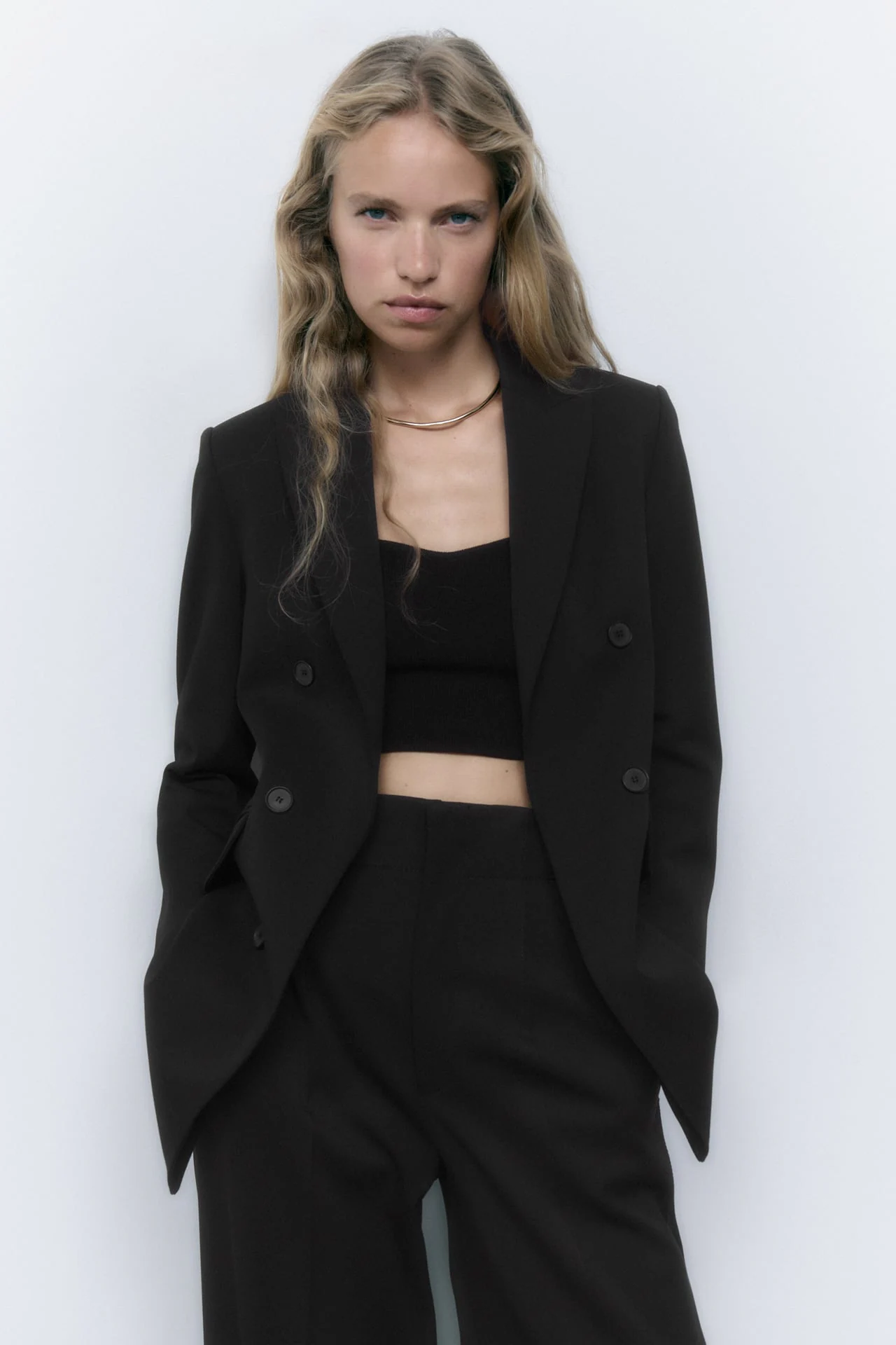 El último éxito de Zara es este negro con precio especial que va con | Mujer Hoy