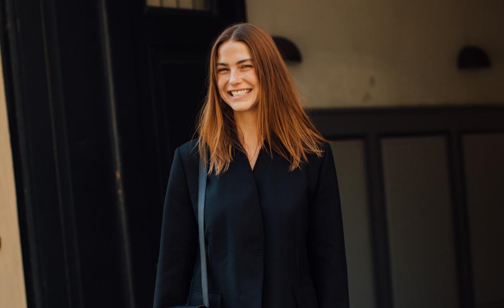 El último éxito de Zara es este blazer negro con precio especial que va con todo