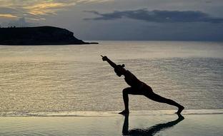 Halasana (o postura del arado): el yoga intermedio que mejora la calidad del sueño y alivia los problemas de ansiedad
