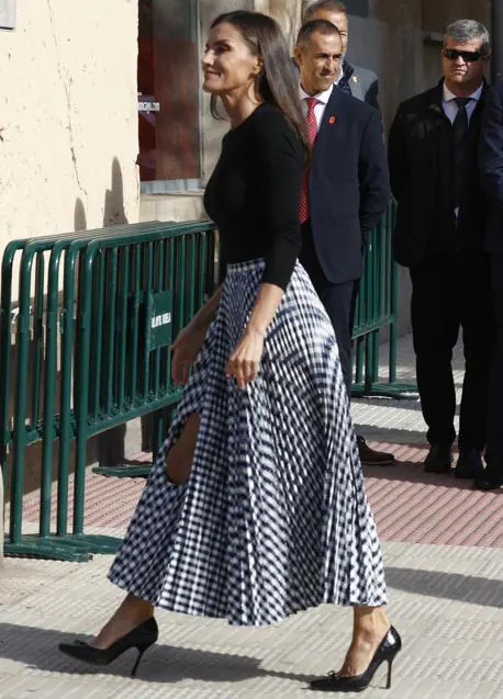 Predecesor Mínimo paso La estrafalaria falda de la reina Letizia con agujero en la rodilla de H&M  | Mujer Hoy