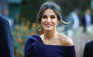 Por qué Letizia nos está enseñando su cuerpo por partes: el significado oculto de los looks más polémicos de la reina