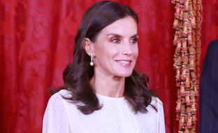 La reina Letizia se pone un vestido de la infanta Sofía: así es el vestido lady de Carolina Herrera que le ha robado a su hija