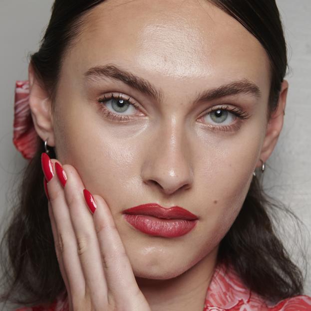 Sérums de farmacia con ácido hialurónico y acción antiedad que reparan, hidratan y combaten las arrugas