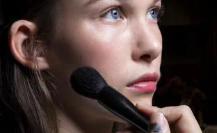 El maquillaje inteligente que arrasa en las redes: el colorete transparente que pone efecto buena cara y favorece a todo el mundo