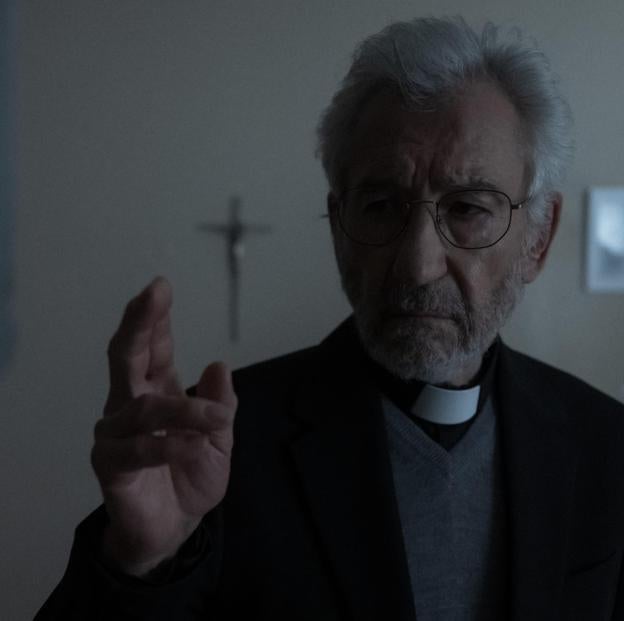 José Sacristán en un fotograma de la película '13 exorcismos'. 