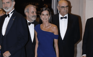 La reina Letizia arrasa con un espectacular vestido azul de Carolina Herrera: así es el look de gala que puedes copiar en Mango