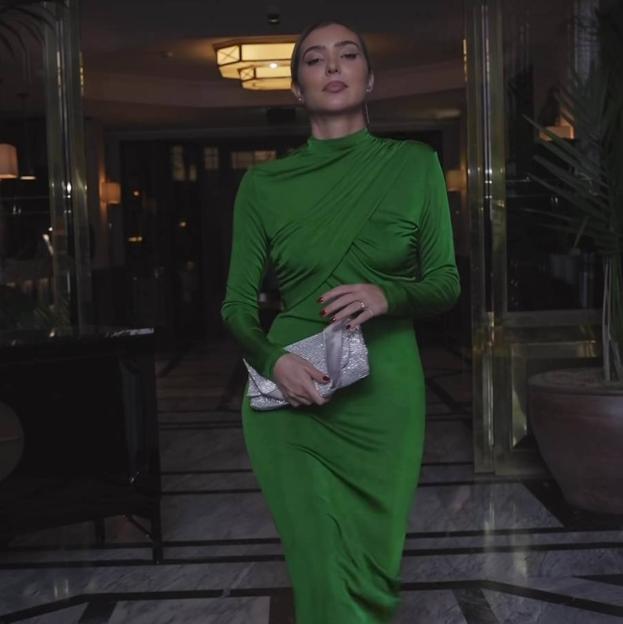Este es el agotadísimo vestido verde favorecedor y sofisticado que causa furor en Instagram