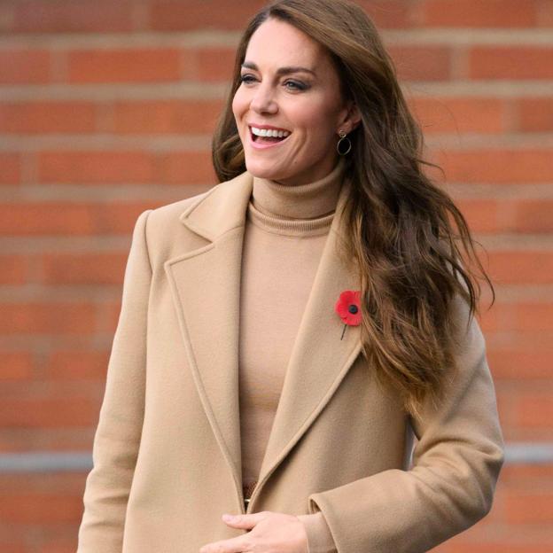 El elegantísimo abrigo camel de Kate Middleton que puedes encontrar en Zara sienta genial y combina con todo