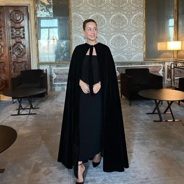Lourdes Montes o cómo ser la invitada perfecta a una boda de invierno con un total look en rojo