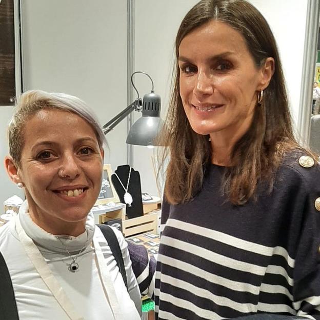 La reina Letizia se interesó por joyas artesanas realizadas en plata y madera. 