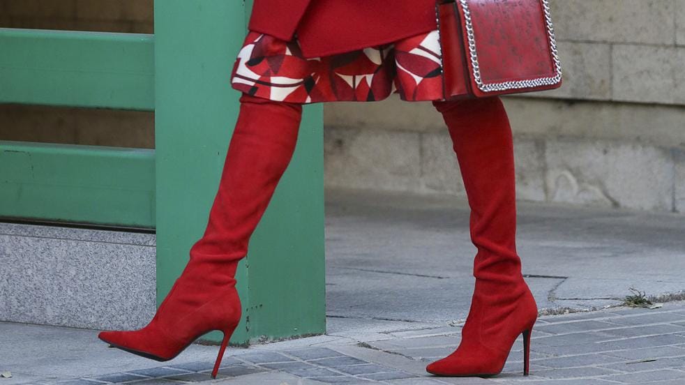 De la reina Letizia a Eva González: las famosas dicen que necesitas unas botas 'over the knee' para lucir piernas estilizadas y estas son las más bonitas