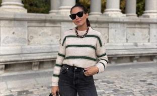 El look con jersey de rayas y zapatillas que arrasa entre las influencers es el más fácil de copiar