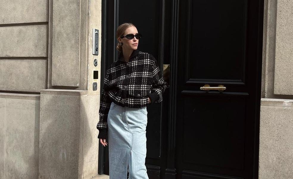 Falda denim extra larga: la tendencia que aprueban las influencers del millón de seguidores