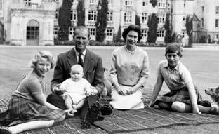 Carlos III cumple 74 años en el trono: la historia de su triste infancia que le marcó para siempre (viajaba con su osito de peluche)