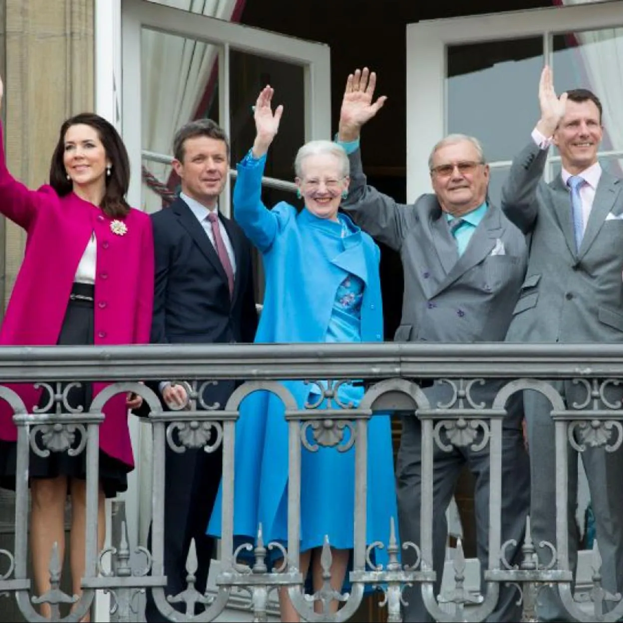 La familia real danesa saludando desde el balcón./gtres