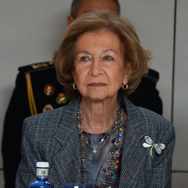 Hemos encontrado en Zara la blazer de la reina Sofía más elegante y ponible de su último look rejuvenecedor