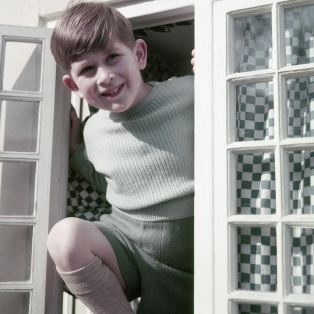 Carlos III cumple 74 años en el trono: la historia de su triste infancia que le marcó para siempre (viajaba con su osito de peluche)