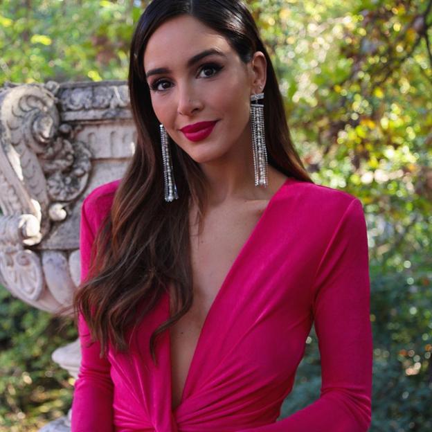 El vestido de satén de invitada del que hablan todas es de Mango, sienta fenomenal y es elegantísimo