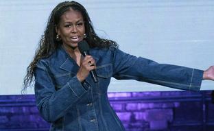 El sorprendente y rejuvenecedor look denim de Michelle Obama con pantalones cargo que puedes comprar en Zara